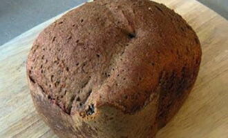 The bread maker will notify you when the bread is ready with a sound signal. Cool the bread on a wire rack and then serve.