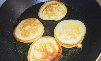 Freír los panqueques en aceite vegetal por ambos lados hasta que estén bellamente dorados.