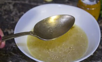 Peel the garlic and pass through a press. Fill it with 300-400 milliliters of broth, add vinegar and salt. This will be the dressing for the khash.