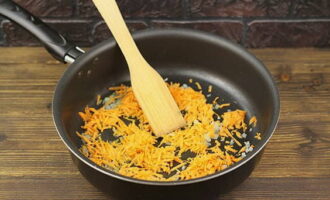 We also put grated carrots here. Fry for another 3-4 minutes.