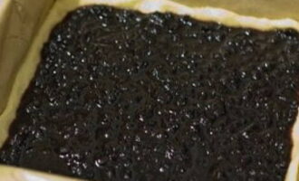 Distribuire la marmellata sull'impasto, grattugiare l'impasto freddo sopra la marmellata su una grattugia grossa. Cuocere la torta per mezz'ora in forno preriscaldato a 200 gradi. Buon tè!