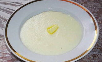 O mingau vai engrossar durante o cozimento. Após ferver, cozinhe o mingau por 1-2 minutos e desligue o fogo. Se desejar, adicione um pedaço de manteiga ao mingau de semolina.