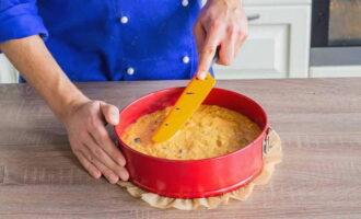 Aggiungere le noci e l'uvetta preparate all'impasto e mescolare. Foderare la teglia con carta da forno, ungerla con il burro e adagiarvi la pasta frolla.