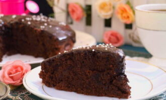 Hornea el bizcocho de chocolate en el horno precalentado a 180 grados durante 45-50 minutos. Si lo desea, cubra el pastel con glaseado o mermelada antes de servir.