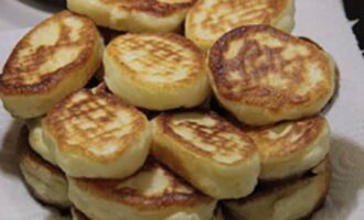 Place the finished pancakes on paper towels to remove excess fat, then serve with tea. 