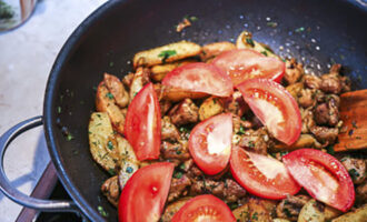 Cut the tomatoes into slices and add to the pan, stir and fry over high heat. Then remove the pan from the heat, cover with a lid and let the ojakhuri brew for 10 minutes.