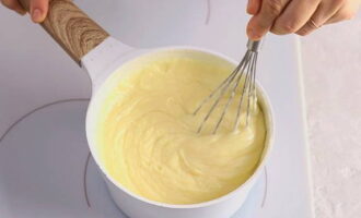 Coloque la sartén a fuego lento y cocine a fuego lento la crema hasta que espese, de 15 a 17 minutos, teniendo cuidado de que no hierva.