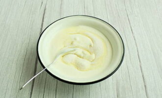 Til cremen blandes creme fraiche med almindelig og vaniljesukker.