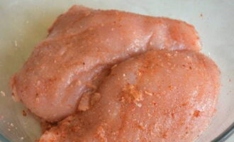 Rub the seasoning mixture evenly, distributing it over the entire surface of the fillet.