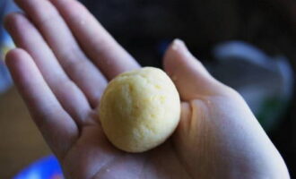 We form smooth small balls from dense cheese dough.