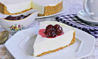 Περιχύνουμε με τη σάλτσα μούρων το cottage cheesecake και σερβίρουμε.