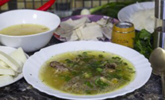 All ingredients are ready, you can serve the khash on the table. Place some meat and herbs on a plate, pour very hot broth over them, add a little garlic dressing, and salt to taste. Serve khash with pickled cheese and lavash.