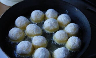 Heat a frying pan with plenty of vegetable oil. We immerse the prepared balls here.