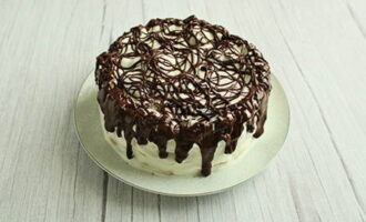 Melt the chocolate in a water bath, decorate the cake with it and the dessert is ready.