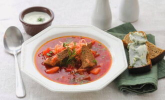 Versez la soupe chaude dans des bols. On le complète avec des herbes, du pain et on sert !