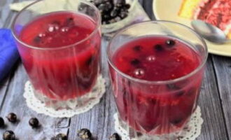 The aromatic currant jelly is ready. Pour it into glasses and serve!