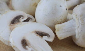 Hoe eenvoudig en heerlijk champignons in de oven bakken? Veeg de champignons voorzichtig af met een vochtige handdoek, niet wassen of schillen. 