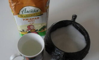 How to prepare kvass starter at home? Pour 4 tablespoons of rye flour and 4 tablespoons of granulated sugar into a 700 ml jar. Mix them together.