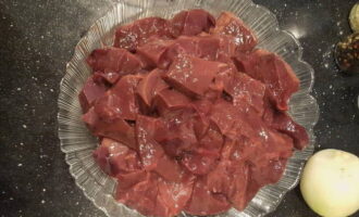 How to deliciously cook beef liver in sour cream and onions in a frying pan? We wash the liver and cut it into medium-sized pieces. Peel the onions.