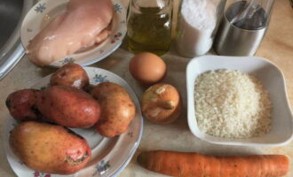 How to cook the most delicious chicken meatball soup? Let's prepare the necessary ingredients for making soup.