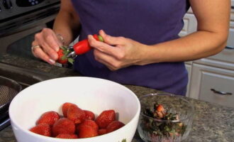 How to prepare a delicious strawberry preparation for the winter? First, let's sort out the berries.We get rid of the tails and spoiled strawberries. We wash the berries. This can be done using a colander. Place clean strawberries in a saucepan.