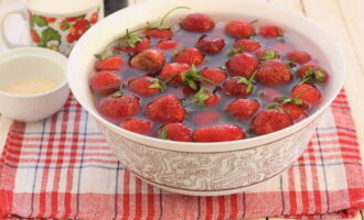 Wie bereitet man Erdbeerkompott im 3-Liter-Glas für den Winter zu? Wir sortieren die Beeren: Unreife und verdorbene entsorgen wir. Mehrmals mit kaltem Wasser spülen. Lassen Sie die Erdbeeren zum Schluss im Wasser, damit die Sand- und Schmutzkörner zu Boden sinken.