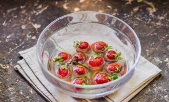 ¿Cómo hacer mermelada de fresa de cinco minutos para el invierno según la receta clásica? Preparamos fresas maduras, las llenamos de agua, en la que dejamos las fresas un par de minutos para que se desprenda la arena y solo entonces arrancamos las colas verdes.