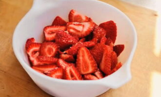 How to make a strawberry milkshake at home? After the berries have been thoroughly washed and dried, randomly cut them into slices. Then add granulated sugar and vanilla extract, mix everything well, transfer it to a special container and send it to lightly freeze for one hour in the freezer.