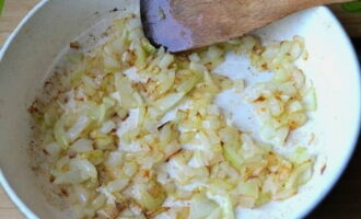 Como preparar uma salada com funchose em casa? Pique a cebola e frite numa frigideira com óleo vegetal até dourar levemente.