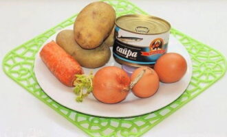 To prepare very tasty fish cutlets from canned saury, you need very tasty minced fish, so choose high-quality ingredients, and according to the proportions of the recipe. Boil the potatoes in their skins in advance. Peel the carrots and onions.