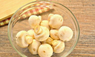 Wie bereitet man Champignons mit Zwiebeln in einer Pfanne köstlich zu? Die Pilze gründlich unter Wasser waschen. Wir entfernen jeglichen Schmutz und Zweige.