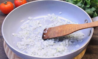 ¿Cómo cocinar sopa kharcho de cordero en casa? Pelar las cebollas, picarlas y sofreírlas en una sartén con aceite vegetal hasta que estén transparentes. 