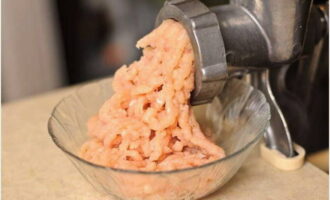 How to cook steamed diet cutlets in a Redmond multicooker? Separate the white bread from the crusts and cut it into small pieces. Place them in a bowl of milk until they are well soaked. Leave for about 5 minutes, then take out and knead the bread with a fork.