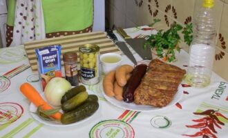 Cum se prepară un amestec de carne cu cârnați, lămâie și măsline? Pregătiți toate ingredientele pentru a nu pierde timpul căutându-le mai târziu. Luați o tigaie cu fundul gros, umpleți-o cu apă, puneți fileul de porc înăuntru și puneți-l pe aragaz.