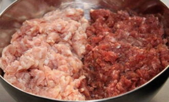 How to cook juicy cutlets from minced pork and beef? Defrost the minced meat in advance. Place both products in a common bowl.