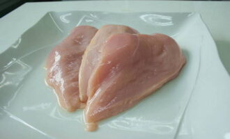 How to cook basturma from chicken breast at home? First, take the breast and cut off all the excess parts: tendons, pieces of fat and film.