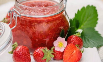 Tuangkan gelatin yang telah dilarutkan ke dalam adunan strawberi, kacau dan keluarkan periuk dari dapur. Tuangkan jeli strawberi ke dalam balang yang mesti terlebih dahulu disterilkan dan ditutup. Biarkan mereka di tempat yang hangat sehingga benar-benar sejuk, dan kemudian simpan dalam keadaan sejuk. 