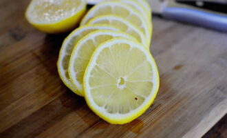 Comment préparer la sève de bouleau au citron à la maison ? Lavez et séchez le citron. Prenez un couteau et une planche à découper et coupez les agrumes en tranches. 