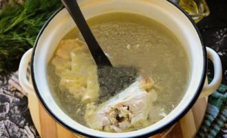 How to cook green cabbage soup from sorrel? Any part of chicken is suitable for making broth; if you want a more satisfying and rich soup, take meat with bones. Fill a medium-sized saucepan with water, add the chicken and let it cook for 20-25 minutes.