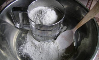 How to prepare milk dough for pies? Sift the flour through a sieve into a large bowl. This is done so that it is enriched with oxygen, and our pies turn out fluffy and airy.