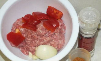 How to cook lula kebab from minced meat on the grill? We prepare all the necessary ingredients. We pass the pork along with lard through a meat grinder. Roughly chop the bell pepper, onion and garlic.