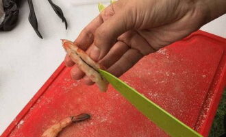 How to cook langoustines on the grill? You can immediately buy them without the shell and head. Otherwise, you need to clean the product yourself. It is important to remove the black stripe along the ridge.