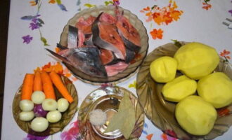 How to cook fish soup over a fire in a cauldron? Let's prepare the necessary products. Peel and wash the vegetables.Cut the trout into small pieces.