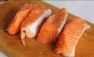 How to cook salmon soup according to a classic recipe at home? Wash the fish fillets and trim the flesh from the skin. If there are bones, even small ones, remove them. Cut the fish into oblong slices or small cubes. Use fresh or frozen fish. The main thing is that it is fresh.