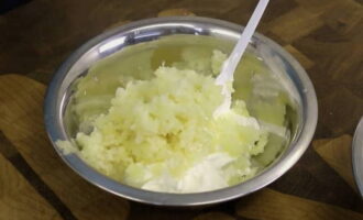 How to cook delicious potatoes on the grill? Place the sour cream in a separate container and crush the garlic there. If you want a less spicy dish, use less garlic. Also add salt and, if desired, pepper. Add thyme leaves for flavor. Mix well. 