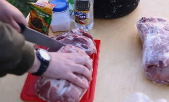 Jak připravit nejchutnější marinádu na vepřový kebab? Nejprve si vyberte maso na kebab. Musí být čerstvé, z mraženého masa kebab nebude. Nejlepší maso na grilování je krkovice, svíčková a šunka. Krkovička je vždy pokryta vrstvou tuku, díky čemuž je kebab měkčí a šťavnatější.Svíčková a šunka jsou kvůli nedostatku tuku hutnější, ale libové. Maso omyjeme a osušíme. Maso je vhodné krájet následujícím způsobem. Nejprve ho nakrájejte na steaky o tloušťce asi 5 cm a poté steaky podél žíly nakrájejte na čtvercové kusy se stranami také asi 5 cm.