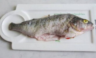 How to cook delicious perch soup at home? The fish must be washed thoroughly under cold water. After this, we cut its belly without removing the scales. We need to take out all the insides and remove the black hymen. Now we clean the fish from scales. We rinse the perch again inside and out. 