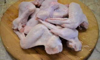 Comment cuire des ailes de poulet sur le grill ? Tout d’abord, préparons tous les ingrédients nécessaires à la recette. Vous devez aborder le choix des ailes de poulet de la manière la plus responsable possible. Vérifiez que le cuir ne présente ni taches ni déchirures. La couleur des ailes doit être rose. Si vous constatez qu’ils collent à vos mains, c’est que le produit n’est plus frais et vous ne devez pas le prendre. La viande des ailes d'un jeune poulet sera douce et tendre. Ce produit cuira beaucoup plus rapidement. Lavez bien les ailes de poulet à l'eau froide. Nous éliminons l'excès d'humidité à l'aide de serviettes en papier. Utilisez-les pour sécher les ailes des deux côtés. 