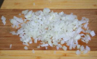 How to cook lula kebab in a frying pan at home? Peel the onion. Rinse the vegetable under cold water. Cut the onion into very small pieces. 