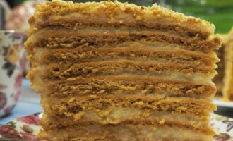 Grease the finished cakes with the prepared cream and decorate with crumbs from baked and crushed scraps of cake dough. Let the cake soak in the cream at room temperature for an hour, and then put it in a cold place for a couple of hours. The cake is ready. Enjoy!